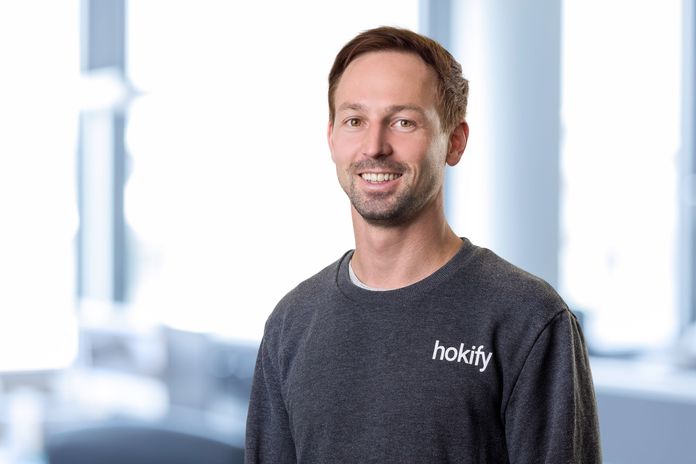 hokify Gründer Simon Tretter im hokify office