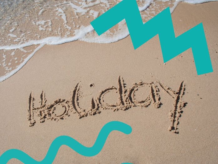 Der Schriftzug Holiday am Strand im Urlaub 