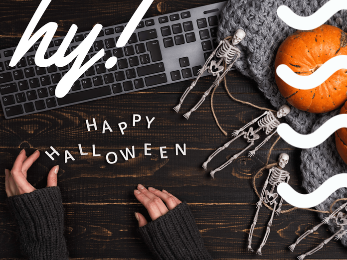 Happy Halloween Schriftzug und Laptop, Skelette und Kürbisse