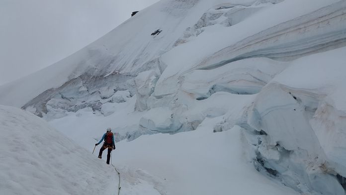 Bergführerin auf einem verschneiten Gebirge