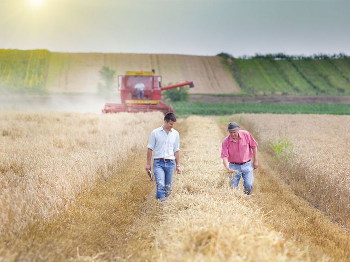 Österreichische Bauern begutachten ihre Ernte