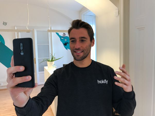 karl-nimmt-bewerbungsvideo-mit-smartphone-auf